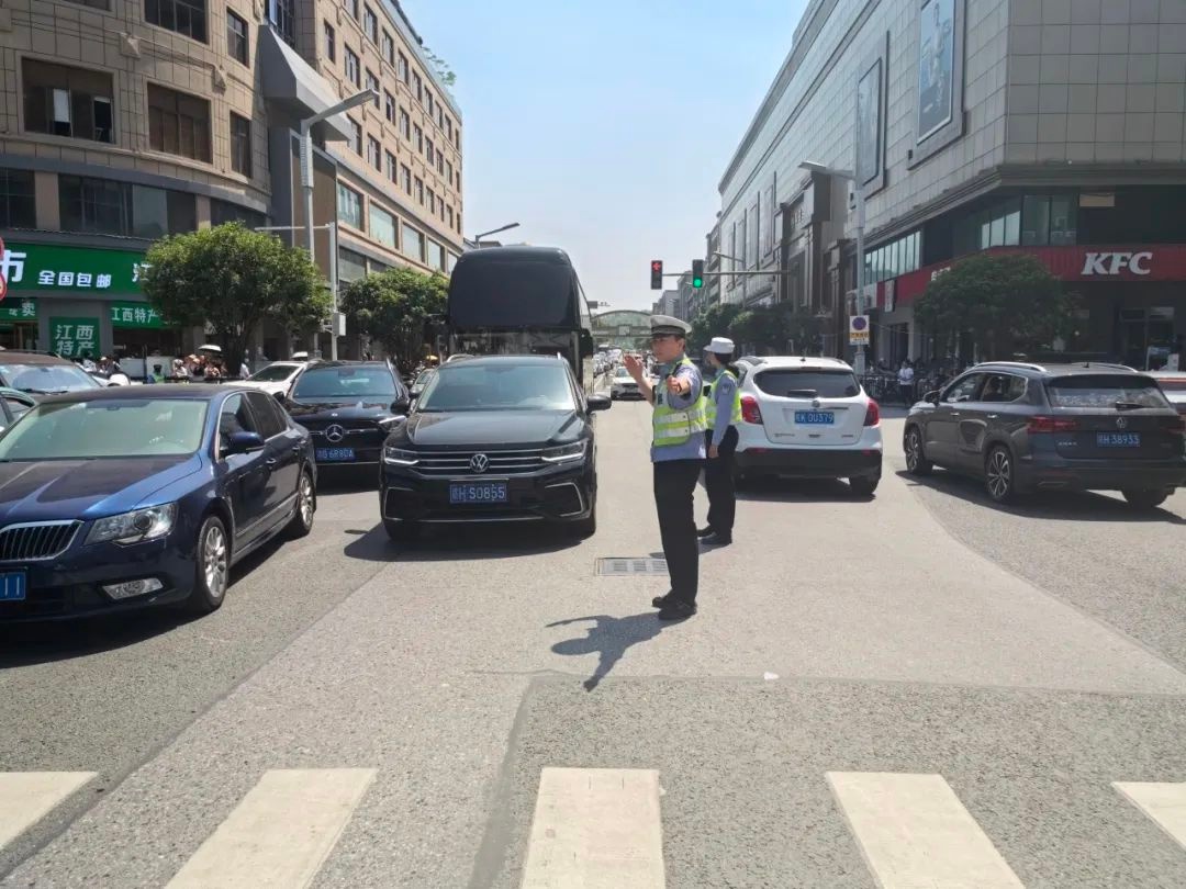 五一假期出行高峰!5月2日、3日交警如何保障珠山中路交通秩序畅通? 第2张 五一假期出行高峰!5月2日、3日交警如何保障珠山中路交通秩序畅通? 第2张
