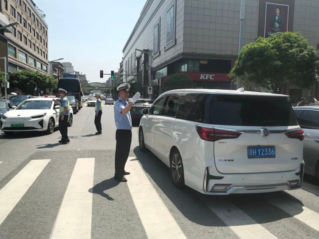 五一假期出行高峰!5月2日、3日交警如何保障珠山中路交通秩序畅通? 第3张 五一假期出行高峰!5月2日、3日交警如何保障珠山中路交通秩序畅通? 第3张
