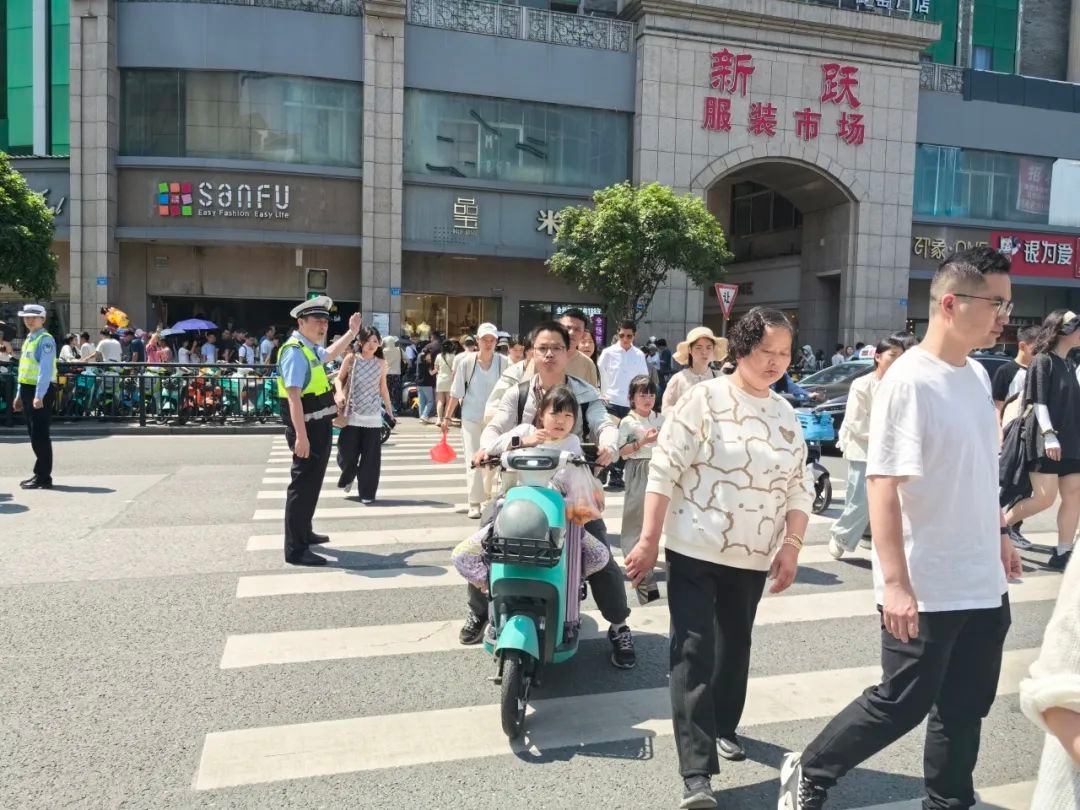 五一假期出行高峰!5月2日、3日交警如何保障珠山中路交通秩序畅通? 第4张 五一假期出行高峰!5月2日、3日交警如何保障珠山中路交通秩序畅通? 第4张