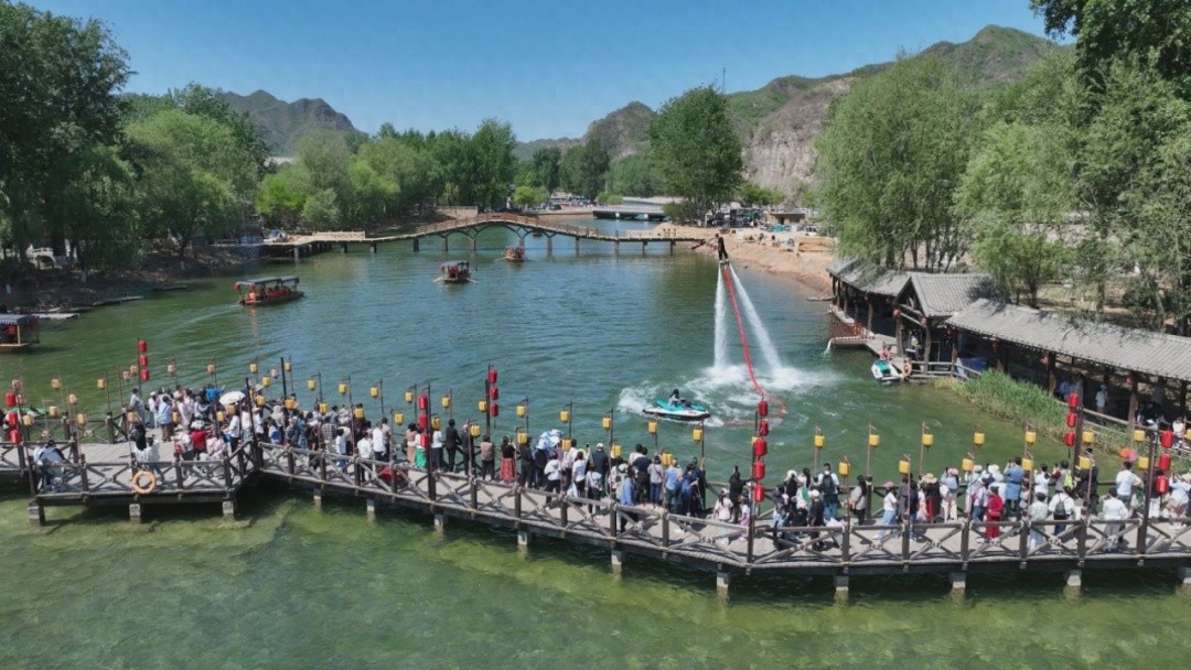 易水湖咋走？文旅志愿者热情指引，游客盛赞这趟易县之旅