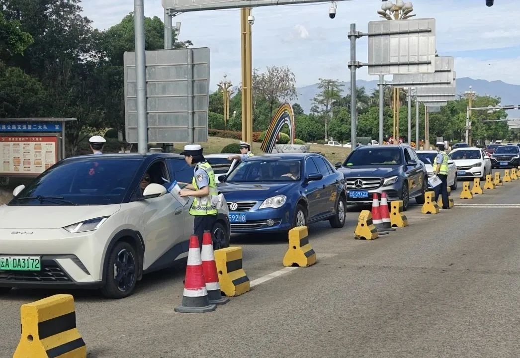 五一假期交警坚守岗位！守护、整治、宣传一个都不少？  第18张
