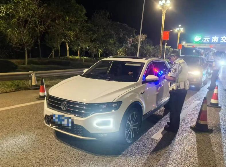 五一假期交警坚守岗位！守护、整治、宣传一个都不少？  第8张