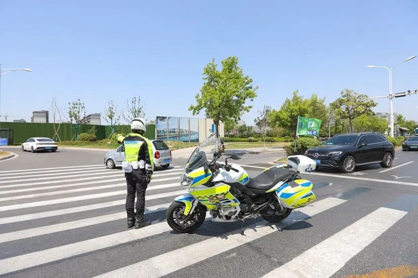五一假期扬州交警创新举措！泊车跟我走，你体验过吗？  第4张