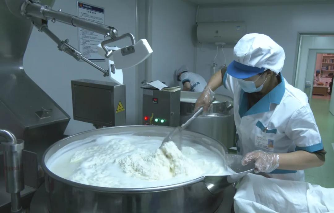 奶食品行业佼佼者娜仁高娃！她如何带领家乡妇女创业就业？  第4张