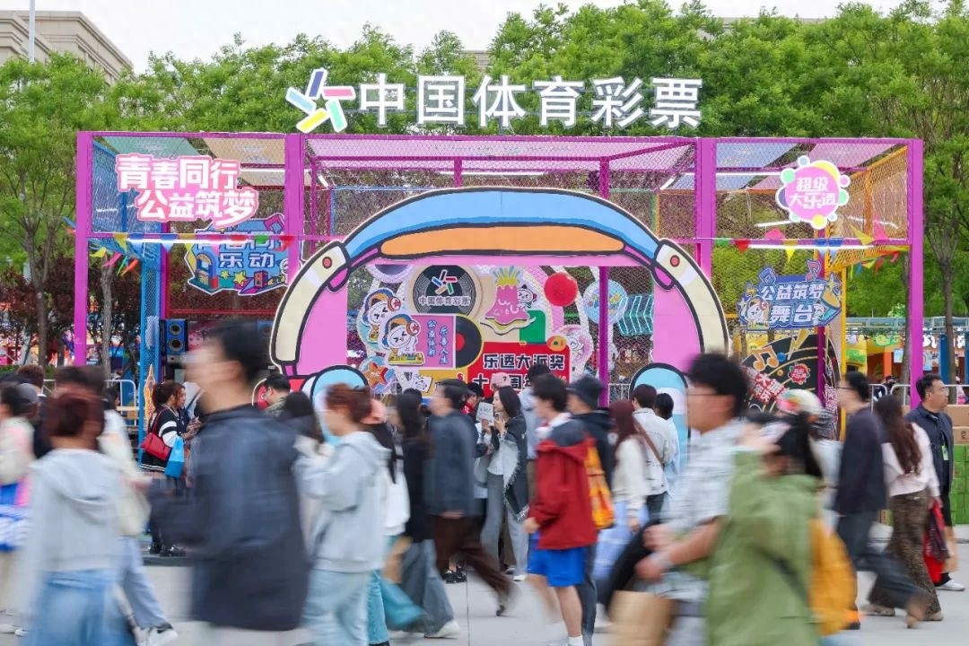 2025 年天津东疆亲海音乐广场，青春与公益的破圈狂欢？