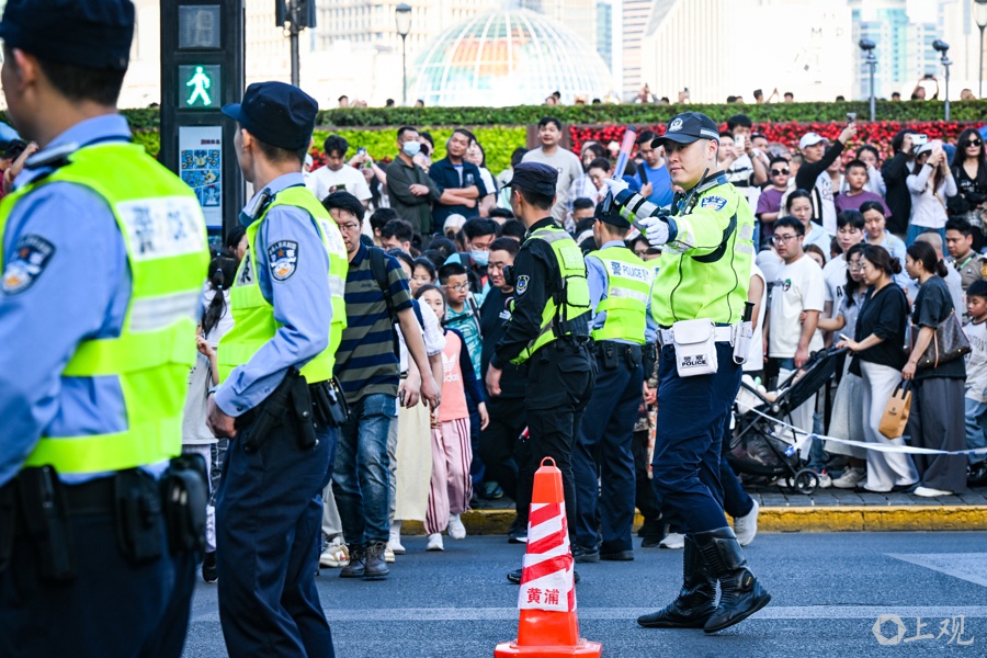 五一申城热门景点人潮涌动，黄浦警方如何筑牢安全防线？  第2张