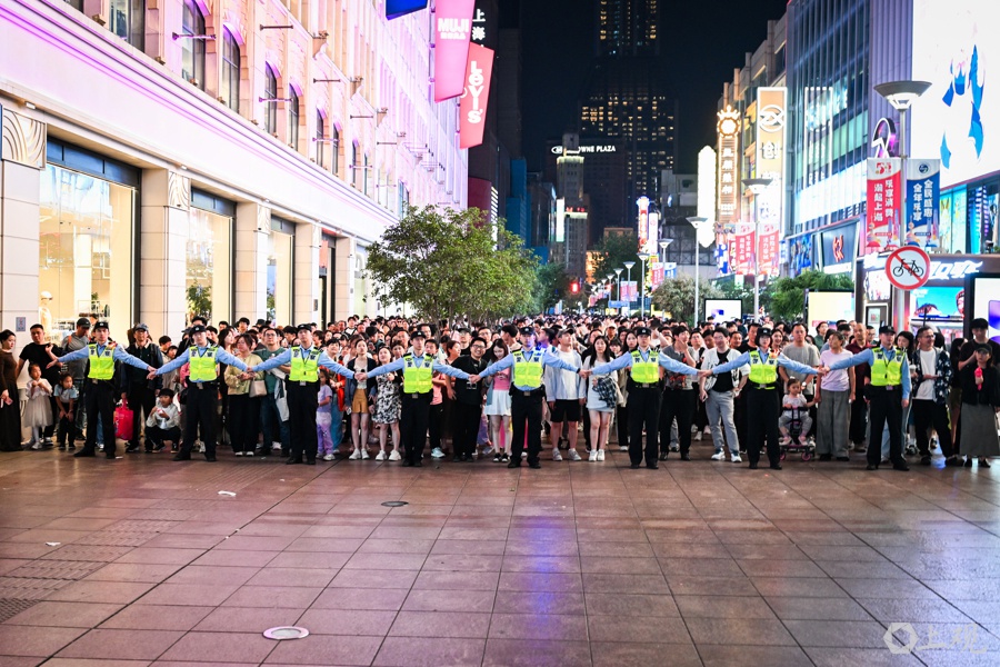 五一申城热门景点人潮涌动，黄浦警方如何筑牢安全防线？  第4张