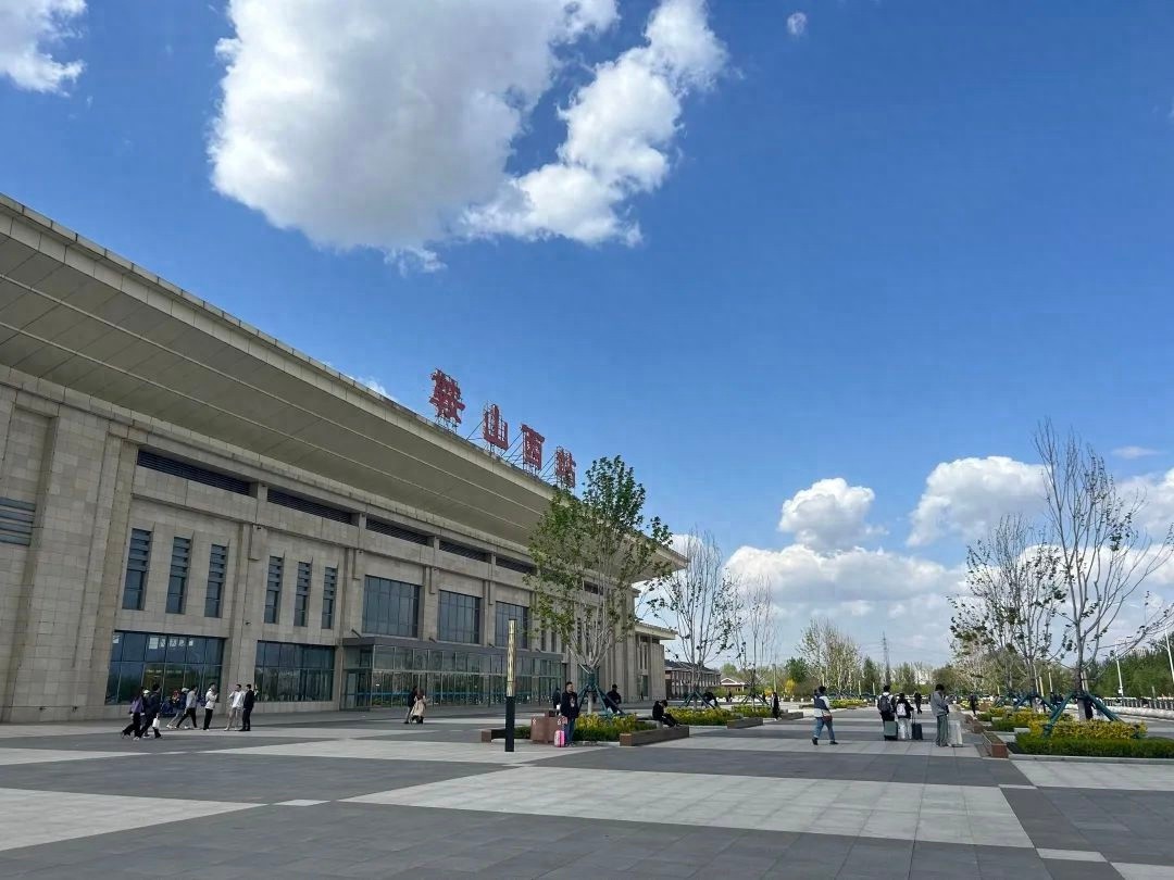 五一假期鞍山西站单日旅客到达量破万！鞍山站也超猛？