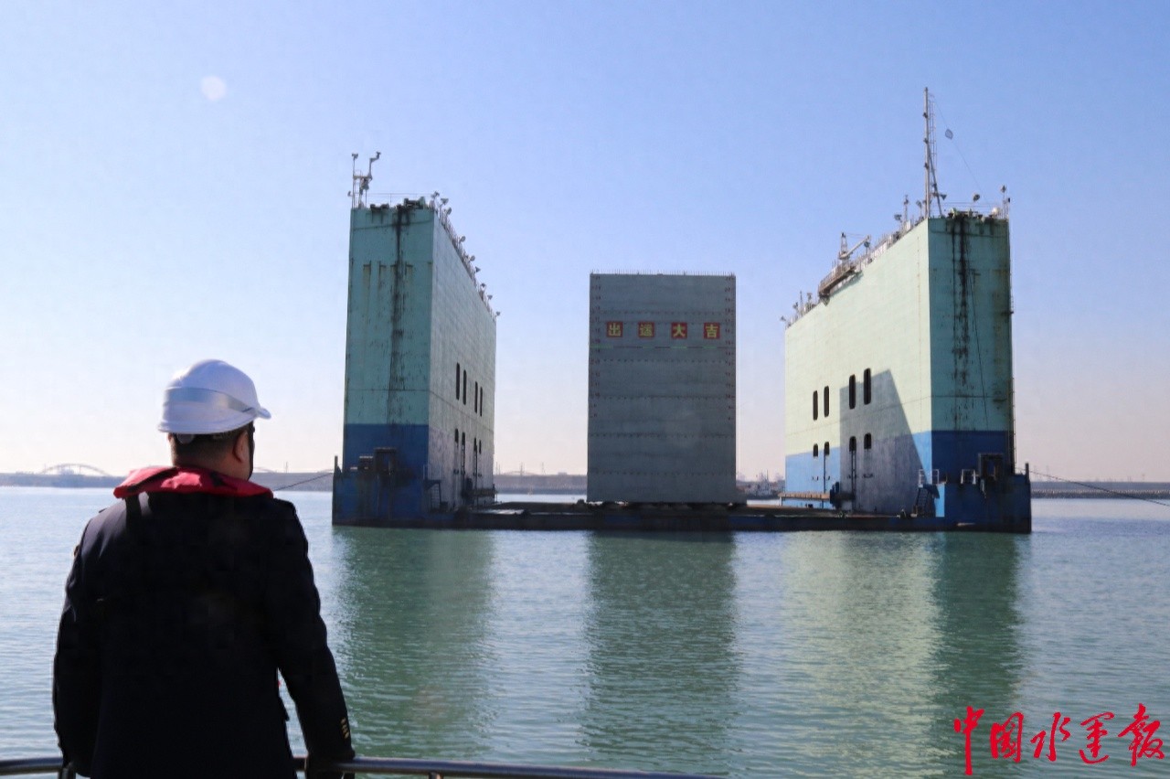 日照港岚山港区15万吨级原油码头首个大型沉箱成功出运！海事局如何保障这一壮举？  第1张