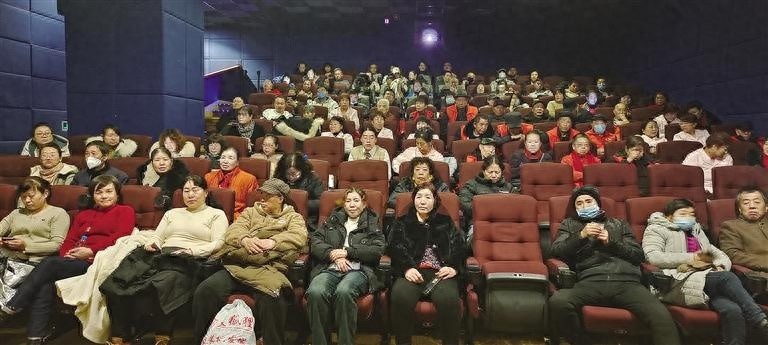 老人们第一次进影院，竟感动得热泪盈眶！你猜他们看了什么电影？