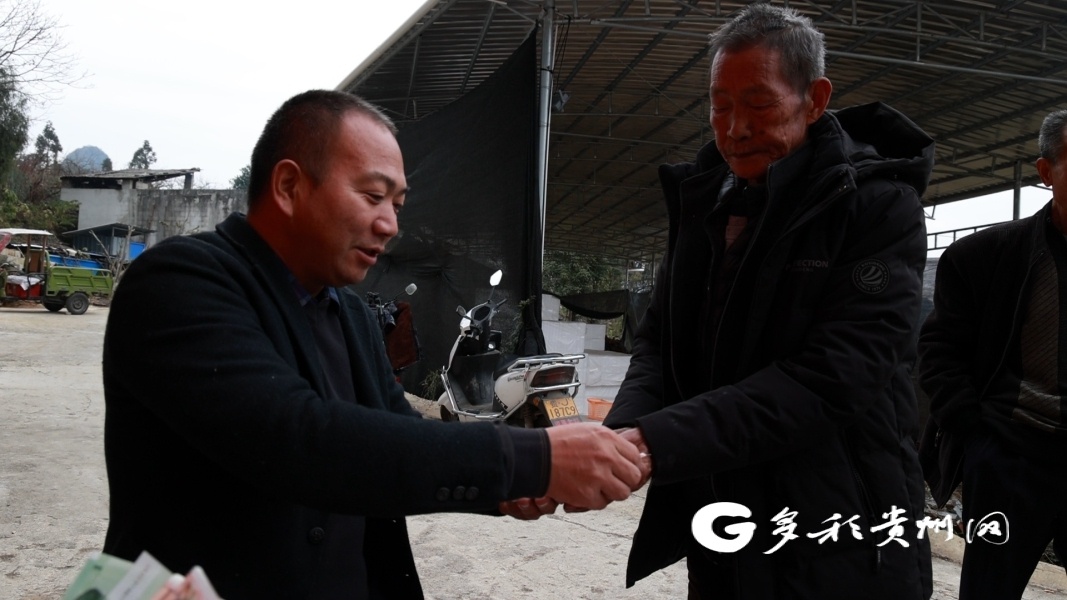 新年红包大派送！平塘县塘边镇新店村175户村民喜领现金红包，幸福笑容洋溢  第3张