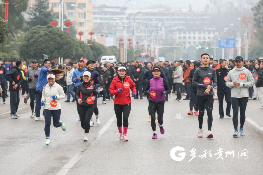 贵定县2025元旦健身跑：消防员何飞意外夺冠，你猜还有哪些惊喜？  第1张