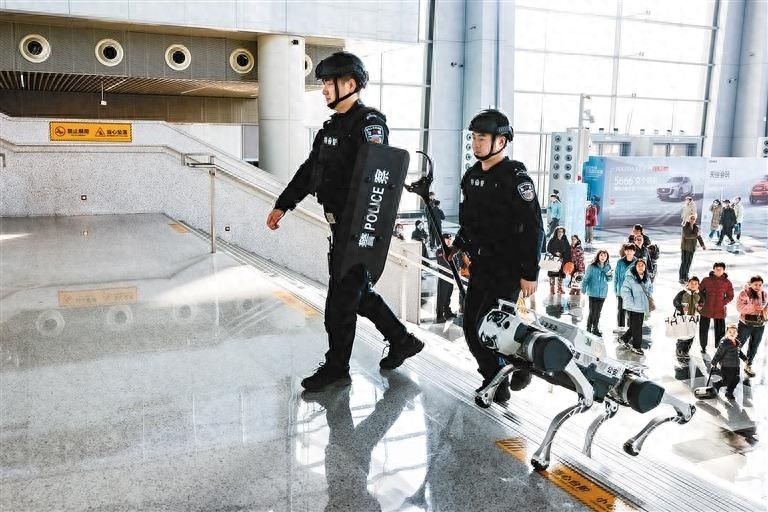 警用机器狗亮相西安车展，智能巡逻新时代已来临！你准备好迎接了吗？