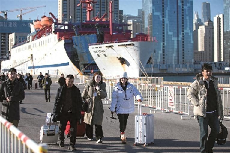 2025年邮轮旅游热潮再起！大连边检站如何实现300名旅客秒速通关？