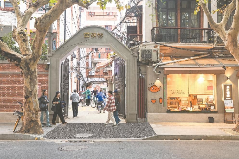 国际大牌联名村上隆，巨鹿路变身潮流打卡地！你准备好迎接这场视觉盛宴了吗？