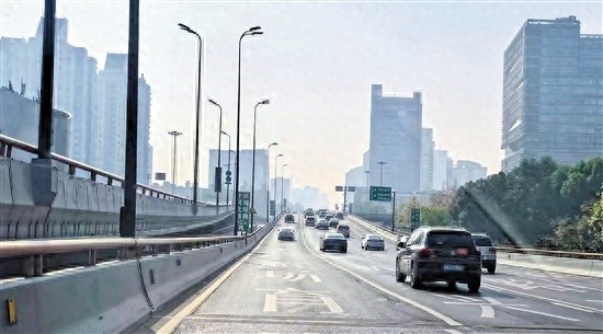 中河立交频现实线变道，杭州交警为何迟迟不解决？堵车又堵心，你的时间被谁偷走了？