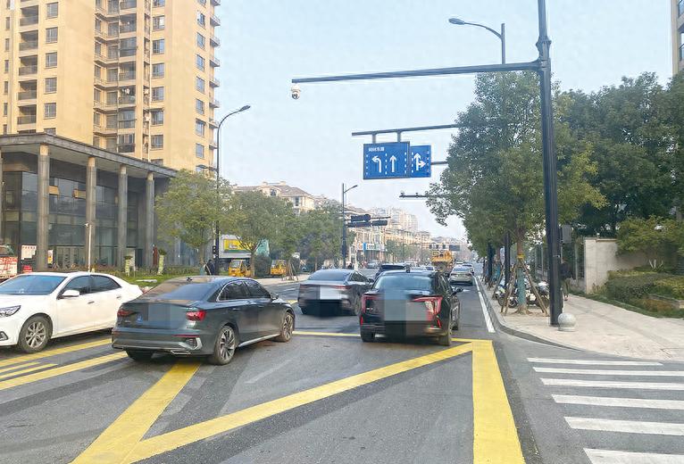 良睦路开通后，为何一个路口竟要等三个红绿灯？市民呼吁优化交通组织
