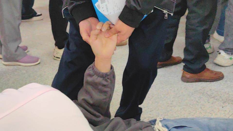2分钟内生死逆转！中医急救如何让年轻男子重获新生？  第2张