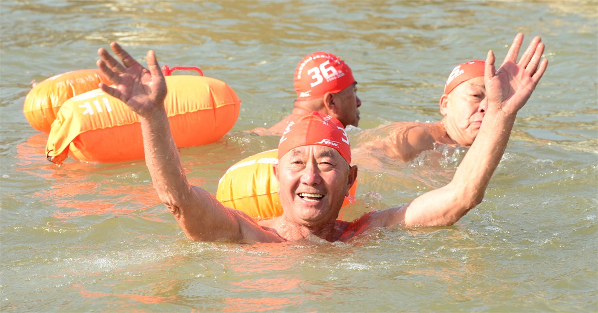 36年冬泳情，76岁老将与30岁新秀同台竞技！黄河冬泳为何如此吸引人？  第6张