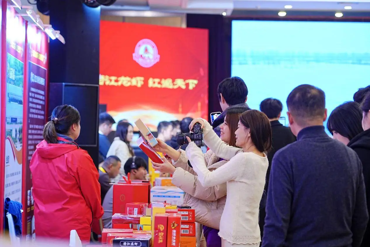 潜江龙虾跨越千里，为何成为上海年夜饭的新宠？揭秘四季鲜的秘密  第3张