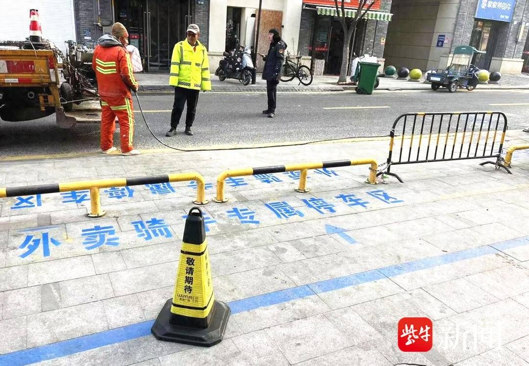 外卖员停车难题如何破解？扬州邗江区划定专属停车区，交通环境大变样  第1张