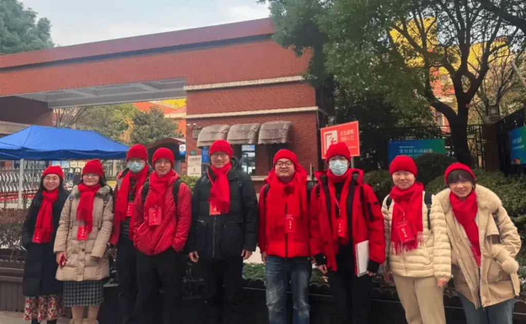 红红火火送考团！上海中学老师们为何集体戴上红帽子和红围巾？