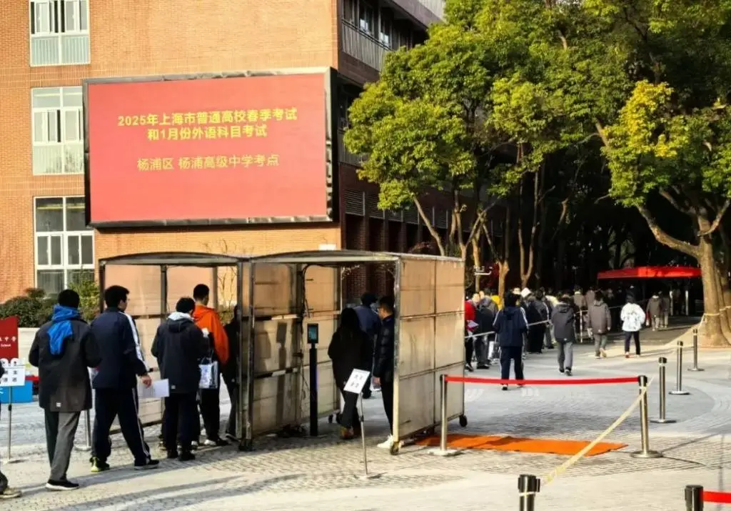 红红火火送考团！上海中学老师们为何集体戴上红帽子和红围巾？  第2张