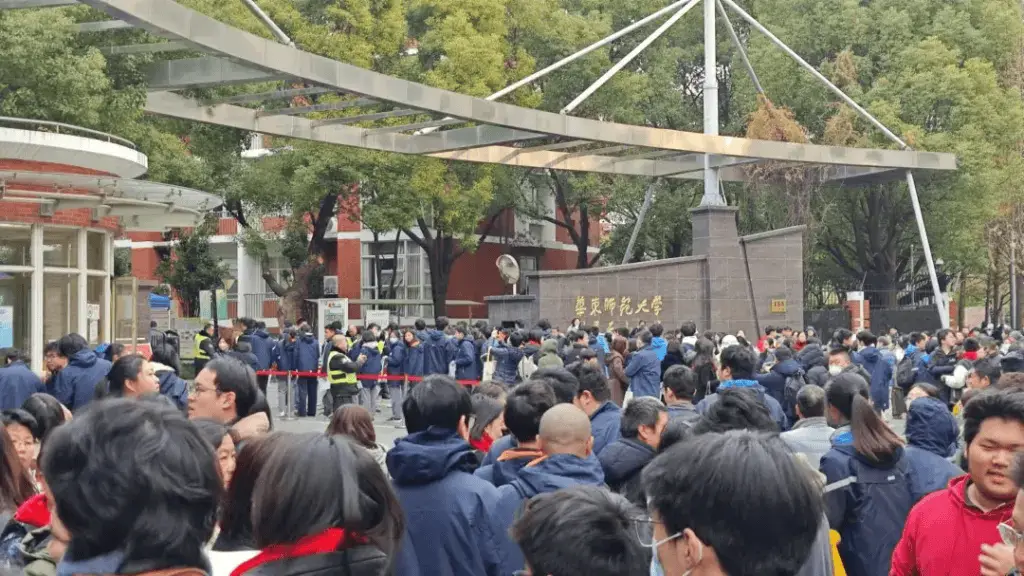 红红火火送考团！上海中学老师们为何集体戴上红帽子和红围巾？  第3张