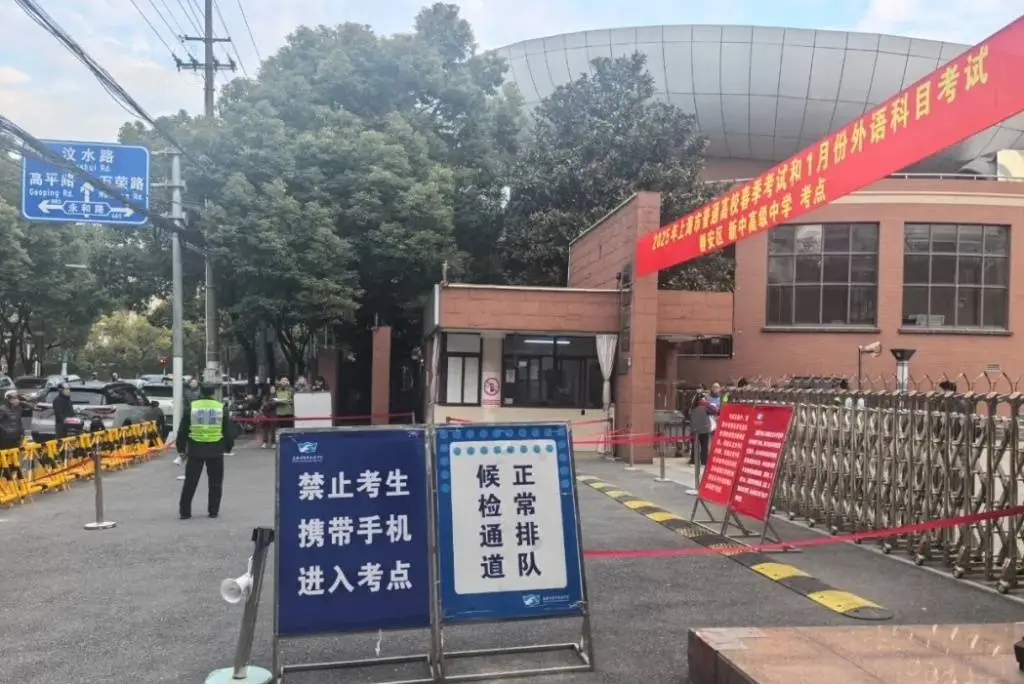 红红火火送考团！上海中学老师们为何集体戴上红帽子和红围巾？  第4张