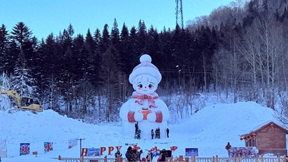 16米大雪人惊艳亮相雪乡！这个冬日精灵为何让游客惊喜连连？