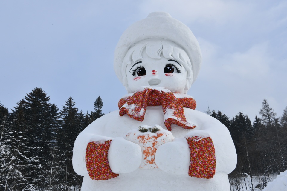16米大雪人惊艳亮相雪乡！这个冬日精灵为何让游客惊喜连连？  第2张