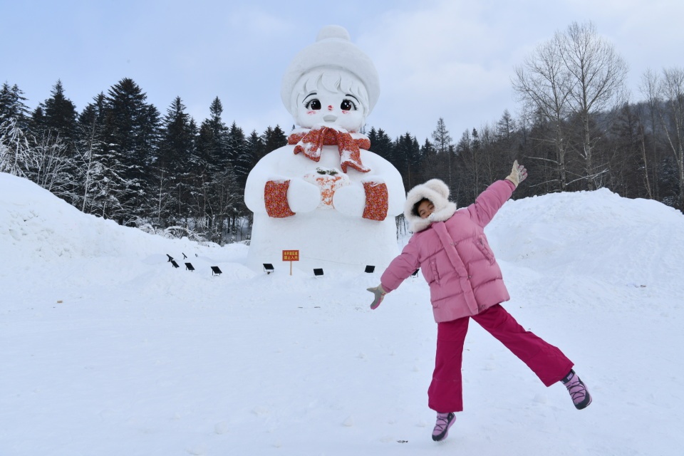 16米大雪人惊艳亮相雪乡！这个冬日精灵为何让游客惊喜连连？  第3张