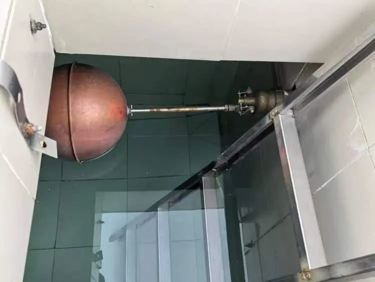 楼顶水箱铜球神秘失踪！上千个备用浮球竟不翼而飞，谁在背后操纵？  第2张
