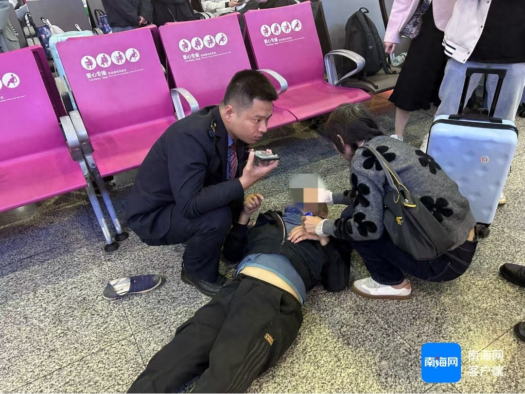 海口东站惊险一幕：旅客酒精中毒晕倒，工作人员紧急救援
