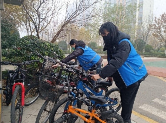 楼道变停车场？山东社区惊现安全隐患，网格员出手整治  第1张