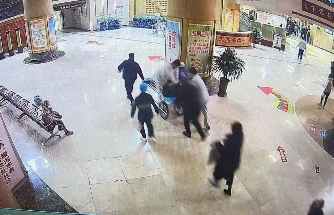 只因多看了一眼，28岁护士竟在街头救回心梗老人！你也能做到吗？