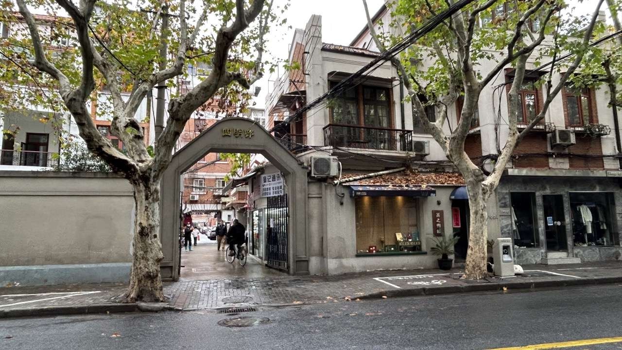 巨鹿路变身法式魅力街区，路易威登品牌秀即将震撼登场！你准备好打卡了吗？