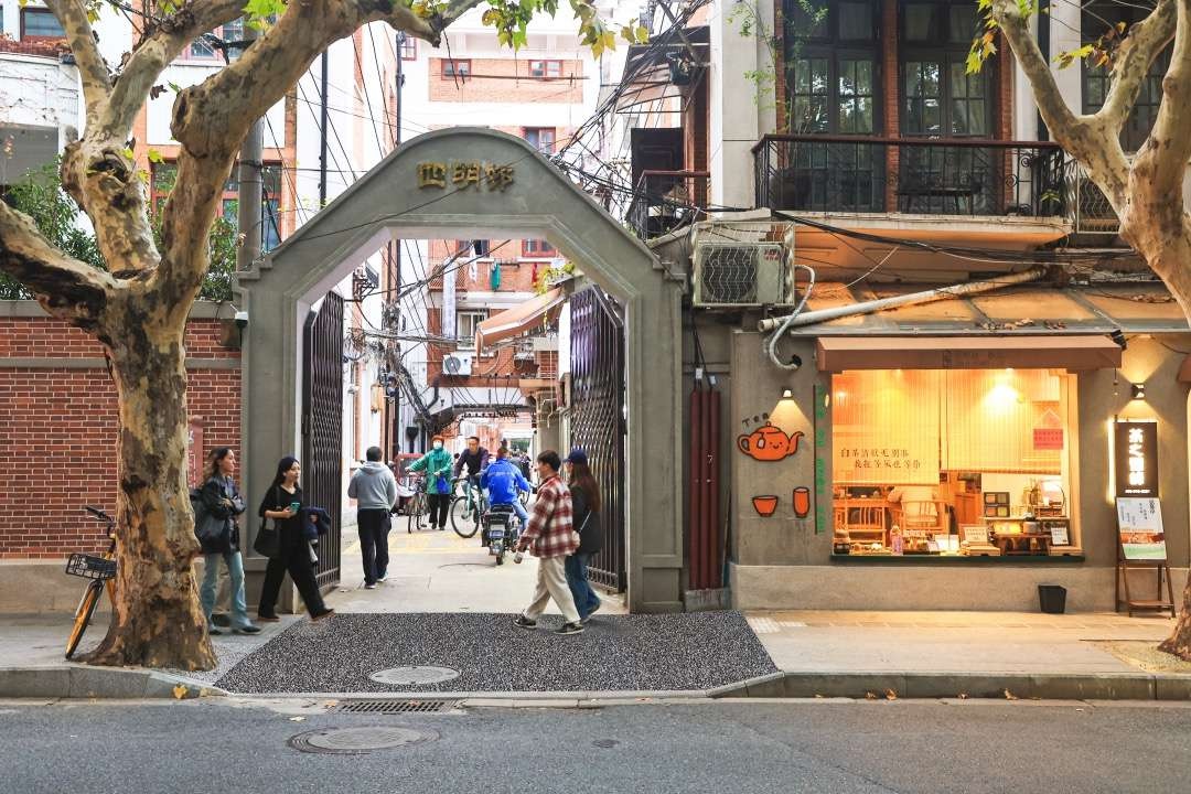 巨鹿路变身法式魅力街区，路易威登品牌秀即将震撼登场！你准备好打卡了吗？  第2张