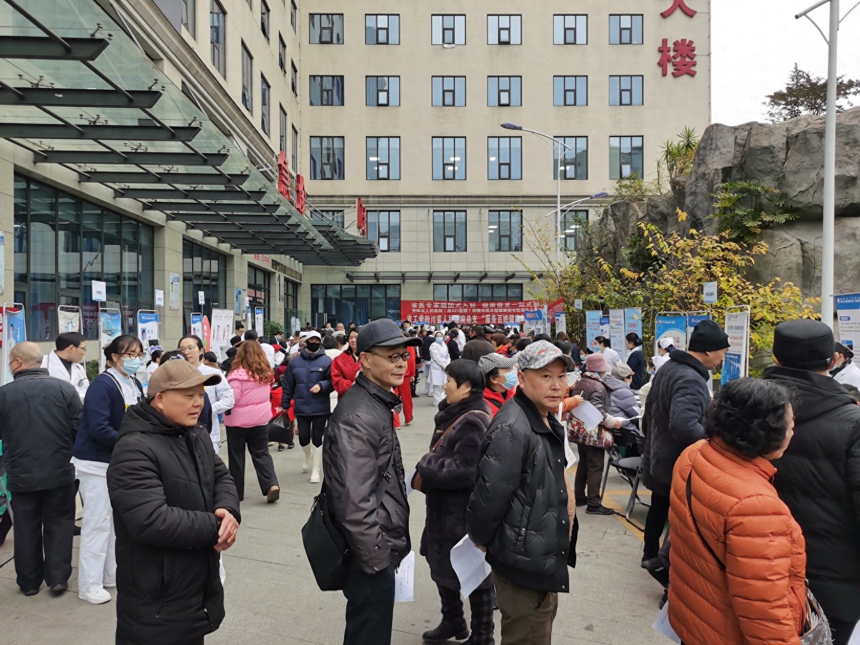 资阳市人民医院义诊现场火爆！30余名专家坐镇，1687人次受益，你还在等什么？  第1张