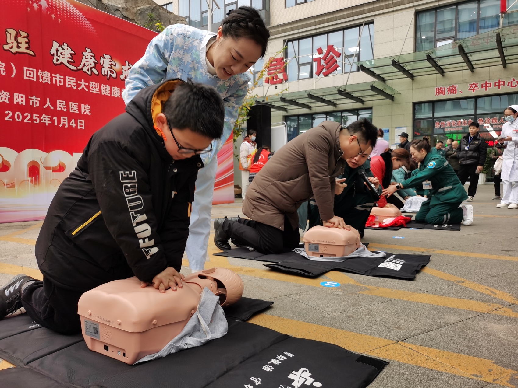 资阳市人民医院义诊现场火爆！30余名专家坐镇，1687人次受益，你还在等什么？  第4张