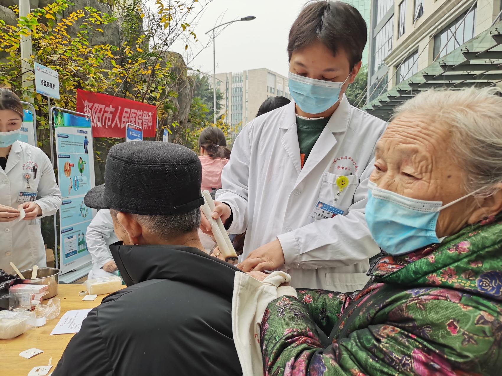 资阳市人民医院义诊现场火爆！30余名专家坐镇，1687人次受益，你还在等什么？  第5张