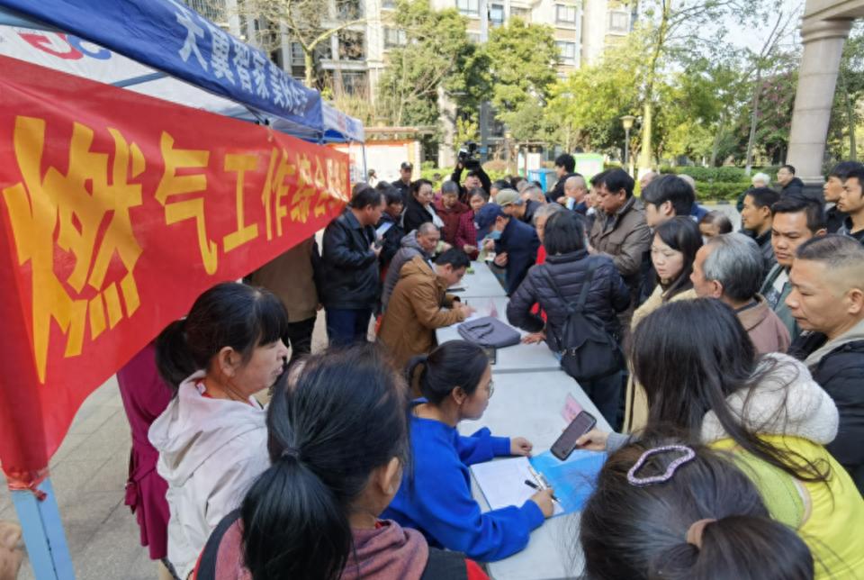 政府如何解决智能燃气表更换问题？群众现场直击真相  第1张