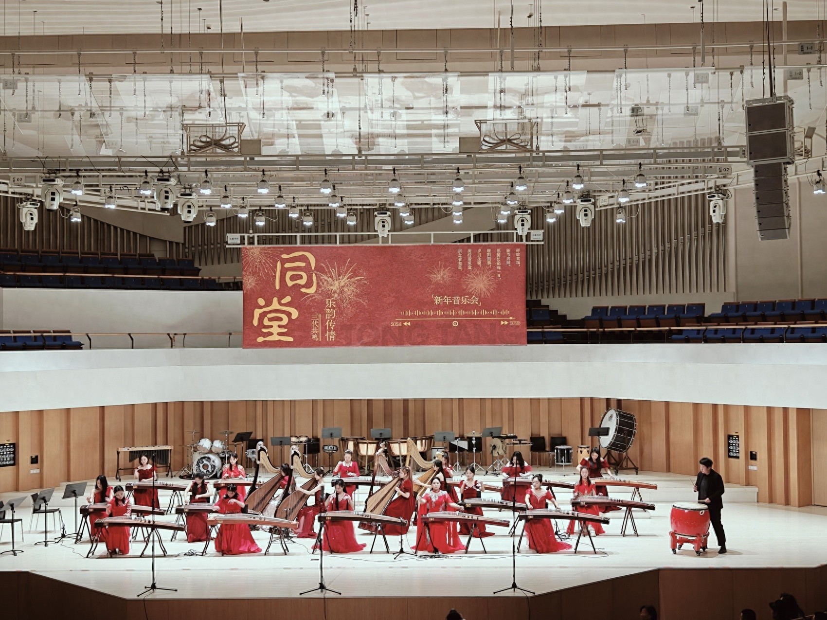 三代同堂奏响和谐乐章！2025新年音乐会为何如此震撼人心？