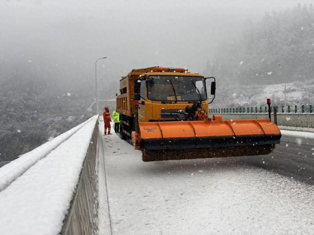城口积雪30毫米！高速公路如何应对这场突如其来的大雪？