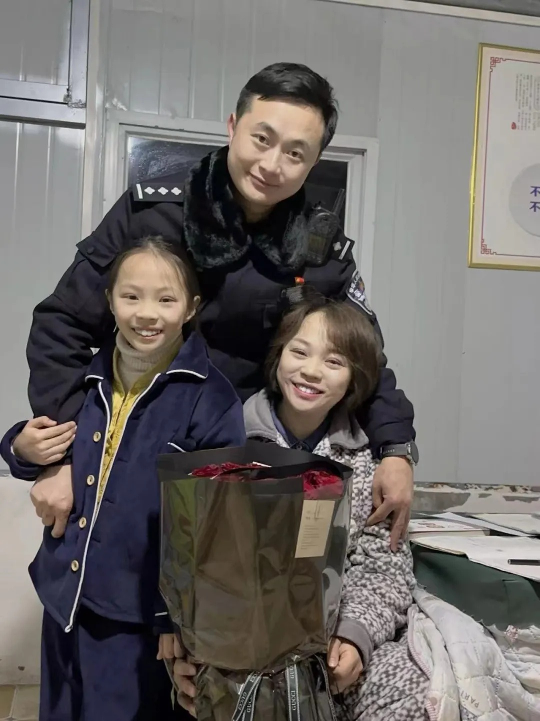 警嫂11个春节陪伴丈夫在派出所度过！这是何种深爱？  第2张