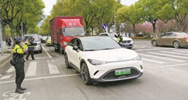 返程高峰来袭！东钱湖景区停车位为何未现饱和预警？