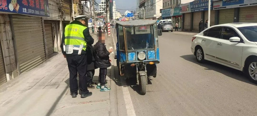 罗平交警春节坚守岗位!聚焦四大区,咋保障交通?  第2张