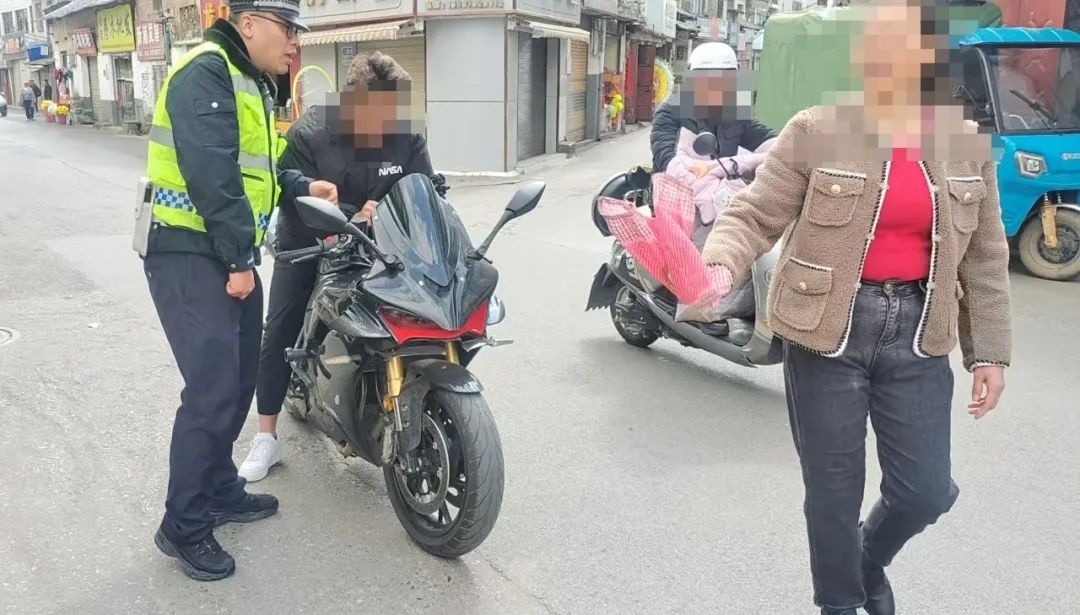 罗平交警春节坚守岗位!聚焦四大区,咋保障交通?  第3张