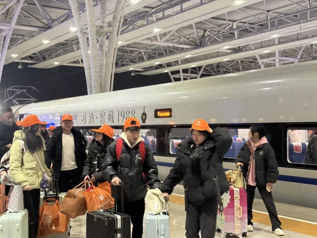 从家门口到上海虹桥站，89名云南务工者的11小时高铁之旅，他们的未来会怎样？
