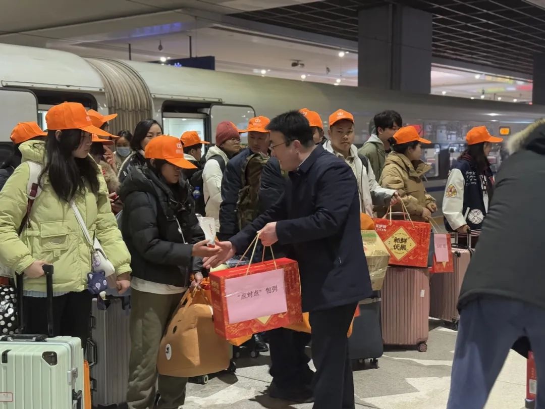 从家门口到上海虹桥站,89名云南务工者的11小时高铁之旅,他们的未来会怎样? 第2张 从家门口到上海虹桥站,89名云南务工者的11小时高铁之旅,他们的未来会怎样? 第2张